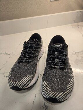 ASICS Women's GT 2000-10 WHITE AND BLACK  size 9.5 Medium